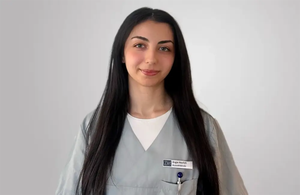 ZFA Auszubildende Angie Nteifeh in Zahnarztpraxis Bad Camberg